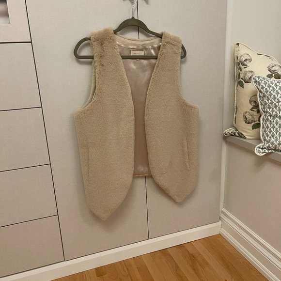 Faux Fur Cream Vest - Picture 1 of 3